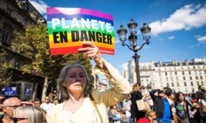 Parigi in marcia per il clima