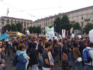 I giovani di Torino tornano a manifestare per il clima